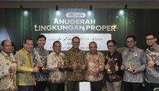 Direktur Utama PLN NP Power Ruly Firmansyah (tengah) bersama jajaran Direksi PLN NP dan Sekper PLN NP berfoto bersama para Senior Manager Unit Pembangkitan PLN NP peraih PROPER Emas.