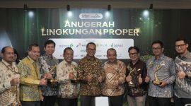 Direktur Utama PLN NP Power Ruly Firmansyah (tengah) bersama jajaran Direksi PLN NP dan Sekper PLN NP berfoto bersama para Senior Manager Unit Pembangkitan PLN NP peraih PROPER Emas.