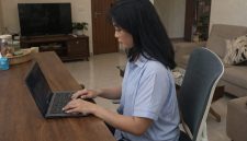 Ilustrasi masyarakat tetap produktif ketika menjalani Work From Home berkat keandalan dan layanan listrik yang mudah diakses melalui PLN Mobile.