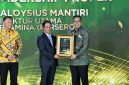 Direktur Utama Pertamina Simon Aloysius Mantiri menerima Penghargaan Green Leadership PROPER dalam acara Anugerah Lingkungan PROPER yang diselenggarakan oleh Kementerian Lingkungan Hidup RI, pada Selasa (7/4) di TMII.
