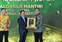 Direktur Utama Pertamina Simon Aloysius Mantiri menerima Penghargaan Green Leadership PROPER dalam acara Anugerah Lingkungan PROPER yang diselenggarakan oleh Kementerian Lingkungan Hidup RI, pada Selasa (7/4) di TMII.