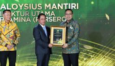 Direktur Utama Pertamina Simon Aloysius Mantiri menerima Penghargaan Green Leadership PROPER dalam acara Anugerah Lingkungan PROPER yang diselenggarakan oleh Kementerian Lingkungan Hidup RI, pada Selasa (7/4) di TMII.