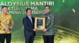 Direktur Utama Pertamina Simon Aloysius Mantiri menerima Penghargaan Green Leadership PROPER dalam acara Anugerah Lingkungan PROPER yang diselenggarakan oleh Kementerian Lingkungan Hidup RI, pada Selasa (7/4) di TMII.