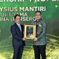 Direktur Utama Pertamina Simon Aloysius Mantiri menerima Penghargaan Green Leadership PROPER dalam acara Anugerah Lingkungan PROPER yang diselenggarakan oleh Kementerian Lingkungan Hidup RI, pada Selasa (7/4) di TMII.