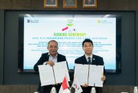 Direktur Operasi Pembangkit Batu Bara PLN Nusantara Power, M. Irwansyah Putra dan Presiden Direktur VOGO-ARSTROMA, Kwon Jeong Sang menunjukkan nota kesepahaman yang baru saja ditandatangani di Jakarta pada Kamis 9 April 2026.