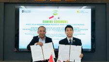 Direktur Operasi Pembangkit Batu Bara PLN Nusantara Power, M. Irwansyah Putra  dan Presiden Direktur VOGO-ARSTROMA, Kwon Jeong Sang menunjukkan nota kesepahaman yang baru saja ditandatangani di Jakarta pada Kamis 9 April 2026.