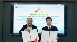 Direktur Operasi Pembangkit Batu Bara PLN Nusantara Power, M. Irwansyah Putra  dan Presiden Direktur VOGO-ARSTROMA, Kwon Jeong Sang menunjukkan nota kesepahaman yang baru saja ditandatangani di Jakarta pada Kamis 9 April 2026.