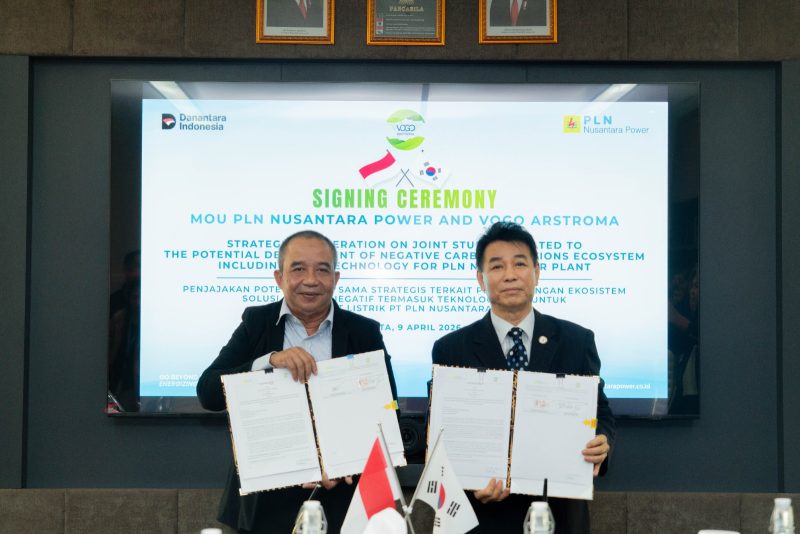 Direktur Operasi Pembangkit Batu Bara PLN Nusantara Power, M. Irwansyah Putra  dan Presiden Direktur VOGO-ARSTROMA, Kwon Jeong Sang menunjukkan nota kesepahaman yang baru saja ditandatangani di Jakarta pada Kamis 9 April 2026.
