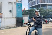 Salah seorang insan PLN menggunakan scooter listrik sebagai transportasi minim emisi untuk menuju kantornya di PLN UP3 Bintaro.