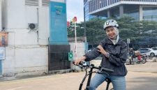 Salah seorang insan PLN menggunakan scooter listrik sebagai transportasi minim emisi untuk menuju kantornya di PLN UP3 Bintaro.
