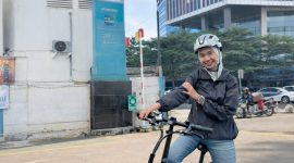 Salah seorang insan PLN menggunakan scooter listrik sebagai transportasi minim emisi untuk menuju kantornya di PLN UP3 Bintaro.