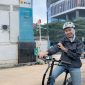 Salah seorang insan PLN menggunakan scooter listrik sebagai transportasi minim emisi untuk menuju kantornya di PLN UP3 Bintaro.