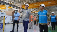 Direktur Niaga dan Retail PLN, Adi Priyanto (kedua dari kanan) didampingi Mill Head PT IKPP - Karawang Mills, Hendri Gunawan (kedua dari kiri) melakukan site visit di lokasi pabrik PT Indah Kiat Pulp & Paper Karawang Mills yang setelah peresmian penyambungan listrik 250 MVA.