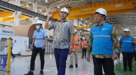 Direktur Niaga dan Retail PLN, Adi Priyanto (kedua dari kanan) didampingi Mill Head PT IKPP - Karawang Mills, Hendri Gunawan (kedua dari kiri) melakukan site visit di lokasi pabrik PT Indah Kiat Pulp & Paper Karawang Mills yang setelah peresmian penyambungan listrik 250 MVA.