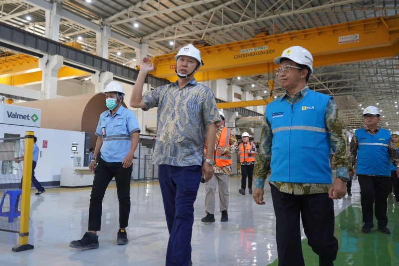 Direktur Niaga dan Retail PLN, Adi Priyanto (kedua dari kanan) didampingi Mill Head PT IKPP - Karawang Mills, Hendri Gunawan (kedua dari kiri) melakukan site visit di lokasi pabrik PT Indah Kiat Pulp & Paper Karawang Mills yang setelah peresmian penyambungan listrik 250 MVA.
