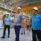 Direktur Niaga dan Retail PLN, Adi Priyanto (kedua dari kanan) didampingi Mill Head PT IKPP - Karawang Mills, Hendri Gunawan (kedua dari kiri) melakukan site visit di lokasi pabrik PT Indah Kiat Pulp & Paper Karawang Mills yang setelah peresmian penyambungan listrik 250 MVA.
