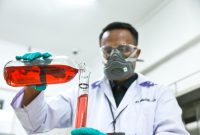 Operator sedang melakukan pengujian angka oktan bahan bakar (RON) di Lab Integrated Terminal Jakarta, Jakarta , Jumat, (17/04/2026).