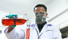 Operator sedang melakukan pengujian angka oktan bahan bakar (RON) di Lab Integrated Terminal Jakarta, Jakarta , Jumat, (17/04/2026).