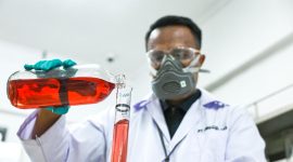 Operator sedang melakukan pengujian angka oktan bahan bakar (RON) di Lab Integrated Terminal Jakarta, Jakarta , Jumat, (17/04/2026).