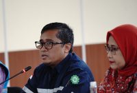 Direktur Perencanaan Korporat dan Pengembangan Bisnis PT PLN (Persero) Hartanto Wibowo (kiri); anggota Dewan Energi Nasional Sripeni Inten Cahyani saat mengunjungi Pembangkit Listrik Tenaga Gas Uap (PLTGU) Muara Karang yang dimiliki PLN Nusantara Power dan mengeluarkan inovasi Carbon Capture and Storage (CCS) berbasis alga yang pertama di Indonesia. Rata-rata efisiensi penangkapan CO2 melalui inovasi ini, secara keseluruhan berada di angka 75%.