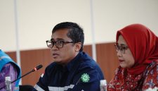 Direktur Perencanaan Korporat dan Pengembangan Bisnis PT PLN (Persero) Hartanto Wibowo (kiri); anggota Dewan Energi Nasional Sripeni Inten Cahyani saat mengunjungi Pembangkit Listrik Tenaga Gas Uap (PLTGU) Muara Karang yang dimiliki PLN Nusantara Power dan mengeluarkan inovasi Carbon Capture and Storage (CCS) berbasis alga yang pertama di Indonesia. Rata-rata efisiensi penangkapan CO2 melalui inovasi ini, secara keseluruhan berada di angka 75%.