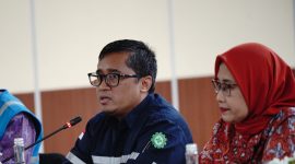Direktur Perencanaan Korporat dan Pengembangan Bisnis PT PLN (Persero) Hartanto Wibowo (kiri); anggota Dewan Energi Nasional Sripeni Inten Cahyani saat mengunjungi Pembangkit Listrik Tenaga Gas Uap (PLTGU) Muara Karang yang dimiliki PLN Nusantara Power dan mengeluarkan inovasi Carbon Capture and Storage (CCS) berbasis alga yang pertama di Indonesia. Rata-rata efisiensi penangkapan CO2 melalui inovasi ini, secara keseluruhan berada di angka 75%.