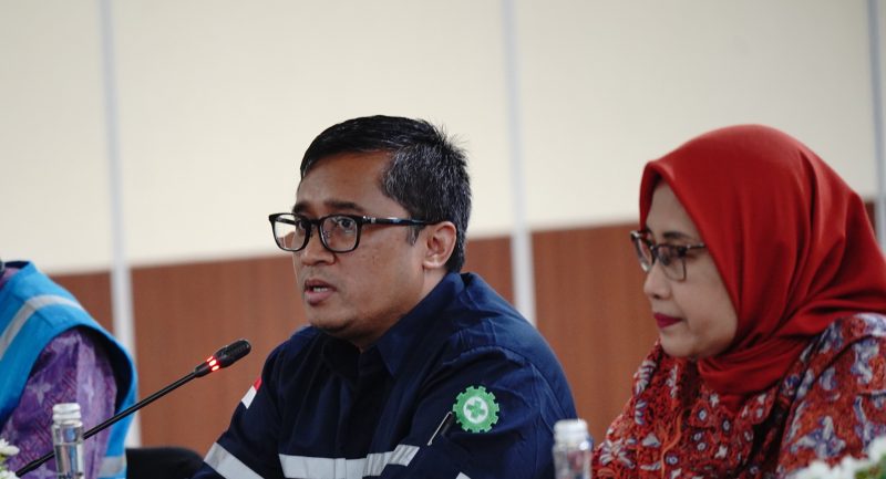 Direktur Perencanaan Korporat dan Pengembangan Bisnis PT PLN (Persero) Hartanto Wibowo (kiri); anggota Dewan Energi Nasional Sripeni Inten Cahyani saat mengunjungi Pembangkit Listrik Tenaga Gas Uap (PLTGU) Muara Karang yang dimiliki PLN Nusantara Power dan mengeluarkan inovasi Carbon Capture and Storage (CCS) berbasis alga yang pertama di Indonesia. Rata-rata efisiensi penangkapan CO2 melalui inovasi ini, secara keseluruhan berada di angka 75%.