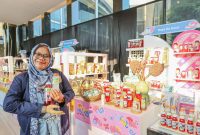 Enok Sri Kurniasih, pemilik UMKM Naza De Coco saat acara Pertamina SMEXPO 2026 Kartini “Energi Untuk Negeri Bijak Menggunakan Energi” yang diselenggarakan di Lobby Grha Pertamina, Jakarta, Senin, (20/4/2026).