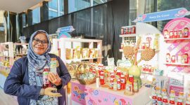 Enok Sri Kurniasih, pemilik UMKM Naza De Coco saat acara Pertamina SMEXPO 2026 Kartini “Energi Untuk Negeri Bijak Menggunakan Energi” yang diselenggarakan di Lobby Grha Pertamina, Jakarta, Senin, (20/4/2026).