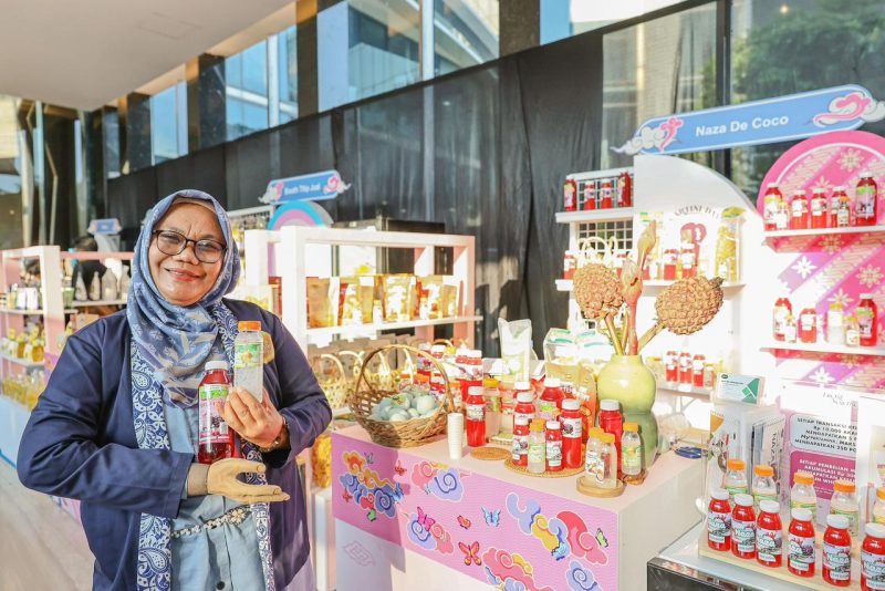 Enok Sri Kurniasih, pemilik UMKM Naza De Coco saat acara Pertamina SMEXPO 2026 Kartini “Energi Untuk Negeri Bijak Menggunakan Energi” yang diselenggarakan di Lobby Grha Pertamina, Jakarta, Senin, (20/4/2026).
