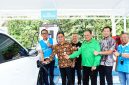 General Manager PLN UID Jakarta Raya, Moch. Andy Adchaminoerdin (kiri), bersama Kepala Dinas Tenaga Kerja, Transmigrasi, dan Energi Provinsi DKI Jakarta, Syaripudin (kedua dari kiri) serta jajaran Forkopimda Jakarta Timur, ketika melakukan uji coba pengisian kendaraan listrik di SPKLU Center Sakura Garden City, Jakarta Timur.