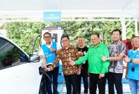 General Manager PLN UID Jakarta Raya, Moch. Andy Adchaminoerdin (kiri), bersama Kepala Dinas Tenaga Kerja, Transmigrasi, dan Energi Provinsi DKI Jakarta, Syaripudin (kedua dari kiri) serta jajaran Forkopimda Jakarta Timur, ketika melakukan uji coba pengisian kendaraan listrik di SPKLU Center Sakura Garden City, Jakarta Timur.