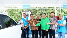 General Manager PLN UID Jakarta Raya, Moch. Andy Adchaminoerdin (kiri), bersama Kepala Dinas Tenaga Kerja, Transmigrasi, dan Energi Provinsi DKI Jakarta, Syaripudin (kedua dari kiri) serta jajaran Forkopimda Jakarta Timur, ketika melakukan uji coba pengisian kendaraan listrik di SPKLU Center Sakura Garden City, Jakarta Timur.