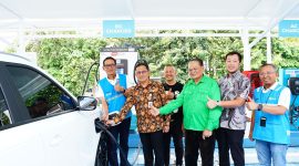 General Manager PLN UID Jakarta Raya, Moch. Andy Adchaminoerdin (kiri), bersama Kepala Dinas Tenaga Kerja, Transmigrasi, dan Energi Provinsi DKI Jakarta, Syaripudin (kedua dari kiri) serta jajaran Forkopimda Jakarta Timur, ketika melakukan uji coba pengisian kendaraan listrik di SPKLU Center Sakura Garden City, Jakarta Timur.