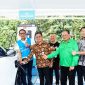 General Manager PLN UID Jakarta Raya, Moch. Andy Adchaminoerdin (kiri), bersama Kepala Dinas Tenaga Kerja, Transmigrasi, dan Energi Provinsi DKI Jakarta, Syaripudin (kedua dari kiri) serta jajaran Forkopimda Jakarta Timur, ketika melakukan uji coba pengisian kendaraan listrik di SPKLU Center Sakura Garden City, Jakarta Timur.