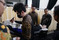 Ilustrasi pemeriksaan kesehatan pada ibu hamil menggunakan alat deteksi dini preeklamsia berbasis Internet of Medical Things (IoMT) dan Artificial Intelligence (AI).