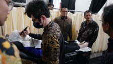 Ilustrasi pemeriksaan kesehatan pada ibu hamil menggunakan alat deteksi dini preeklamsia berbasis Internet of Medical Things (IoMT) dan Artificial Intelligence (AI).