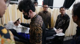 Ilustrasi pemeriksaan kesehatan pada ibu hamil menggunakan alat deteksi dini preeklamsia berbasis Internet of Medical Things (IoMT) dan Artificial Intelligence (AI).