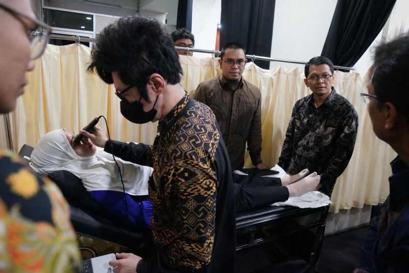 Ilustrasi pemeriksaan kesehatan pada ibu hamil menggunakan alat deteksi dini preeklamsia berbasis Internet of Medical Things (IoMT) dan Artificial Intelligence (AI).