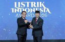 Direktur PLN Energi Gas Edwin Bangun  menerima penghargaan Leading Commitment to Reliable, Sustainable and Transparent Operations di Listrik Indonedia Award 2026.