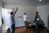 Seskab Teddy bersama Direktur Utama PT Kereta Api Indonesia (PT KAI), Bobby Rasyidin, meninjau langsung perkembangan pembangunan hunian tersebut pada Sabtu pagi, 25 April 2026.