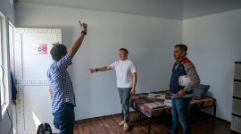 Seskab Teddy bersama Direktur Utama PT Kereta Api Indonesia (PT KAI), Bobby Rasyidin, meninjau langsung perkembangan pembangunan hunian tersebut pada Sabtu pagi, 25 April 2026.