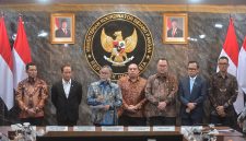 Pada penandatanganan Perjanjian Kerja Sama (PKS) antara Pemerintah Daerah (Pemda) dengan Badan Usaha Pengembang dan Pengelola (BUPP) Pengelolaan Sampah menjadi Energi Listrik (PSEL) di Ruang Rapat Utama Kemenko Pangan, Jakarta, Selasa (21/4), Menteri Koordinator Bidang Pangan, Zulkifli Hasan (ketiga dari kiri) menegaskan pentingnya percepatan tahapan persipan proyek, termasuk memastikan kecukupan pasokan sampah sebagai bahan baku utama PSEL.