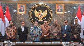 Pada penandatanganan Perjanjian Kerja Sama (PKS) antara Pemerintah Daerah (Pemda) dengan Badan Usaha Pengembang dan Pengelola (BUPP) Pengelolaan Sampah menjadi Energi Listrik (PSEL) di Ruang Rapat Utama Kemenko Pangan, Jakarta, Selasa (21/4), Menteri Koordinator Bidang Pangan, Zulkifli Hasan (ketiga dari kiri) menegaskan pentingnya percepatan tahapan persipan proyek, termasuk memastikan kecukupan pasokan sampah sebagai bahan baku utama PSEL.