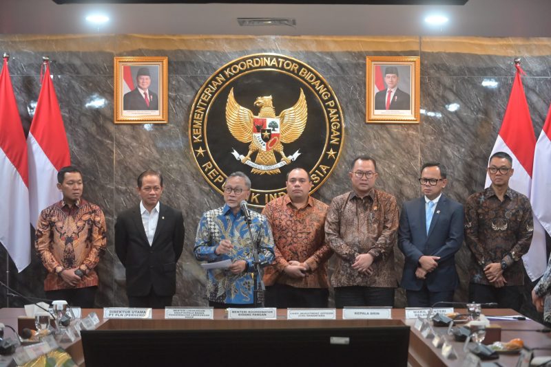 Pada penandatanganan Perjanjian Kerja Sama (PKS) antara Pemerintah Daerah (Pemda) dengan Badan Usaha Pengembang dan Pengelola (BUPP) Pengelolaan Sampah menjadi Energi Listrik (PSEL) di Ruang Rapat Utama Kemenko Pangan, Jakarta, Selasa (21/4), Menteri Koordinator Bidang Pangan, Zulkifli Hasan (ketiga dari kiri) menegaskan pentingnya percepatan tahapan persipan proyek, termasuk memastikan kecukupan pasokan sampah sebagai bahan baku utama PSEL.