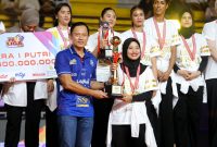 Penyerahan piala Juara 1 Proliga 2026 oleh Menteri Koordinator Bidang Infrastruktur dan Pembangunan Kewilayahan, Agus Harimurti Yudhoyono (AHY), kepada Kapten tim Jakarta Pertamina Enduro, Tisya Amallya Putri.