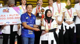 Penyerahan piala Juara 1 Proliga 2026 oleh Menteri Koordinator Bidang Infrastruktur dan Pembangunan Kewilayahan, Agus Harimurti Yudhoyono (AHY), kepada Kapten tim Jakarta Pertamina Enduro, Tisya Amallya Putri.