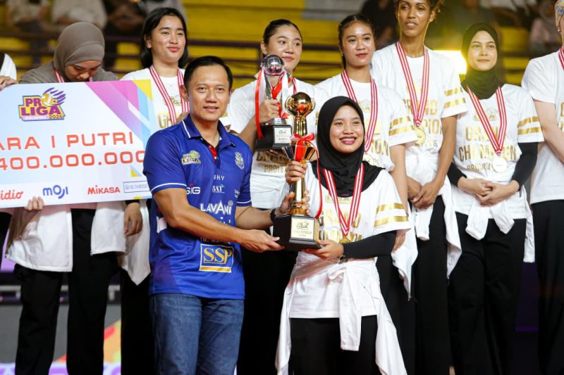 Penyerahan piala Juara 1 Proliga 2026 oleh Menteri Koordinator Bidang Infrastruktur dan Pembangunan Kewilayahan, Agus Harimurti Yudhoyono (AHY), kepada Kapten tim Jakarta Pertamina Enduro, Tisya Amallya Putri.
