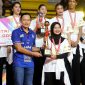 Penyerahan piala Juara 1 Proliga 2026 oleh Menteri Koordinator Bidang Infrastruktur dan Pembangunan Kewilayahan, Agus Harimurti Yudhoyono (AHY), kepada Kapten tim Jakarta Pertamina Enduro, Tisya Amallya Putri.