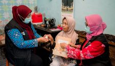 Kegiatan edukasi dan pendampingan minum obat pasien TB Paru di wilayah Muara Angke oleh Komunitas Srikandi Nusantara binaan CSR PLN NP UP Muara Karang dalam progran Punggawa Nusantara.